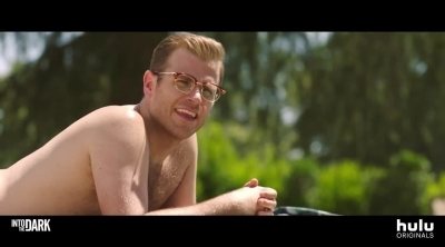 Tráiler 'Into the Dark': Midnight Kiss