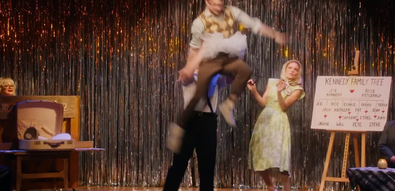 Tráiler 'Merrily We Roll Along' (2025)