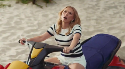 Bowen Yang, con Jon Hamm y Scarlett Johansson, para Ritz