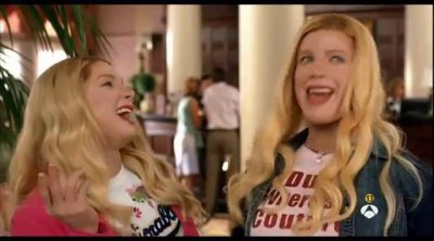 'Dos rubias de pelo en pecho', escena reencuentro con amigas