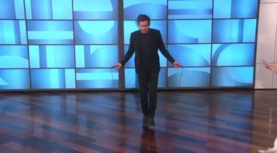 Jake Gyllenhaal demuestra su físico en el show de Ellen