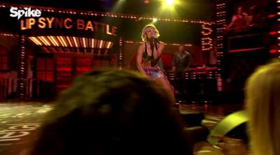 Kaley Cuoco interpretando "Move Bitch" de Ludacris