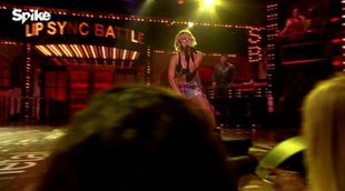 Kaley Cuoco interpretando "Move Bitch" de Ludacris