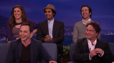 Mayim Bialik y Johnny Galecki reviven su beso de 'Blossom'