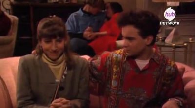 Mayim Bialik y Johnny Galecki se besan en 'Blossom'